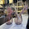Vase en verre rose