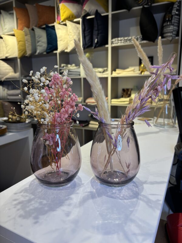 Vase en verre rose