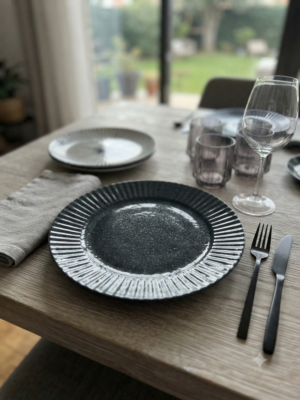 Assiette grise en céramique