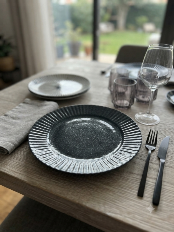 Assiette grise en céramique