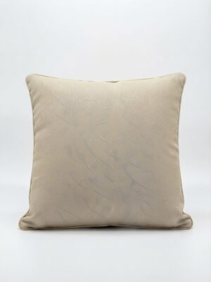 Coussin beige avec des motifs bleus