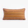 Coussin rectangulaire avec des rayures colorées