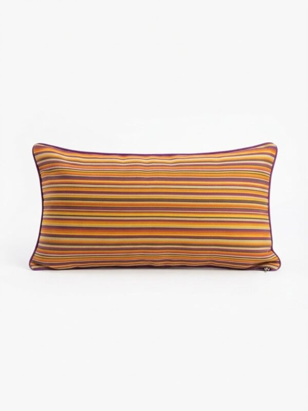 Coussin rectangulaire avec des rayures colorées