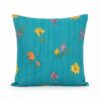 Coussin bleu turquoise avec des motifs floraux en couleurs