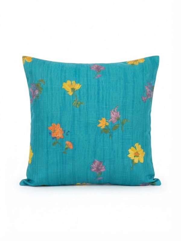 Coussin bleu turquoise avec des motifs floraux en couleurs