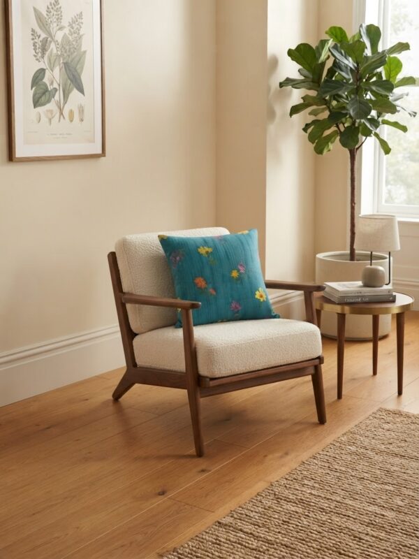 Coussin bleu turquoise avec des motifs floraux en couleurs